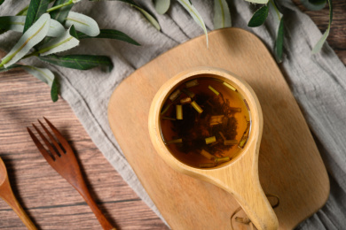 桌面上的杯子里的甘甜可口的青蒿茶