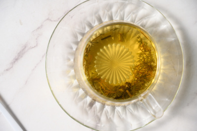 桌面上的杯子里的甘甜可口的青蒿茶