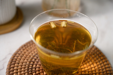 桌面上的杯子里的甘甜可口的青蒿茶