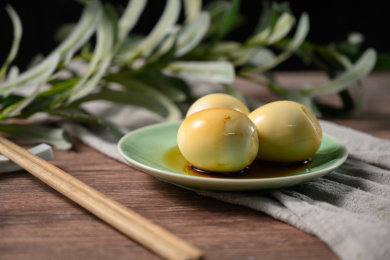 桌面上的盘子里的美味可口的茶叶蛋