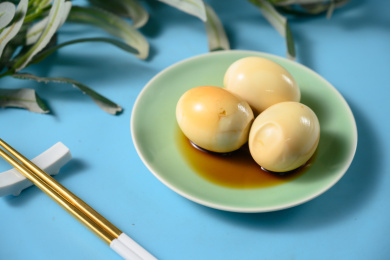 桌面上的盘子里的美味可口的茶叶蛋