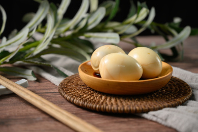 桌面上的盘子里的美味可口的茶叶蛋