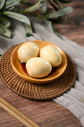 桌面上的盘子里的美味可口的茶叶蛋