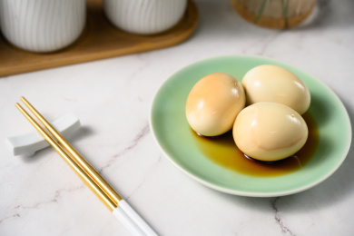 桌面上的盘子里的美味可口的茶叶蛋