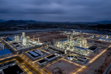 夜幕下灯火辉煌的工业厂区全景