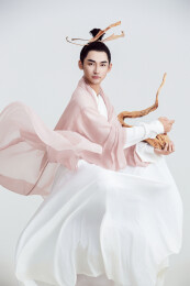 白色背景下的中国神仙道士的艺术形象