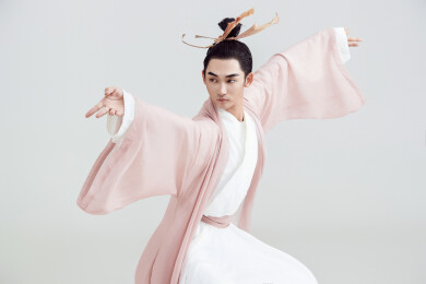 白色背景下的中国方士道士的艺术形象