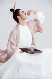 白色背景下的中国神仙道士的艺术形象