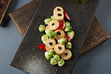 迷你甘蓝煎带子配鱼子酱