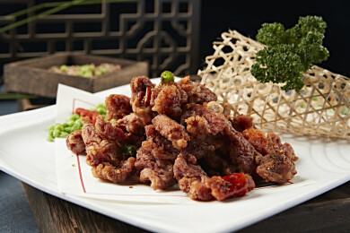 自然辣椒花生米干炸羊肉粒