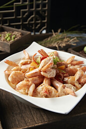 清汤金瓜炖煮开背大虾