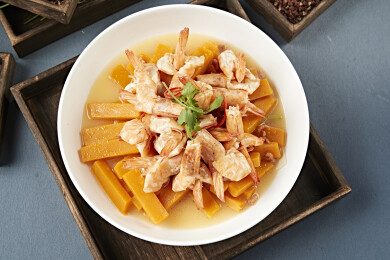 清汤金瓜炖煮开背大虾