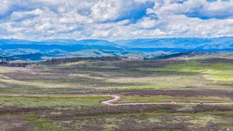 四川西部甘孜新都桥附近鱼子西景区山顶道路
