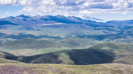 四川西部甘孜新都桥镇鱼子西景区远望雪山