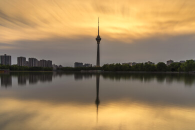 夏天北京玉渊潭公园八一湖电视塔积云夕阳