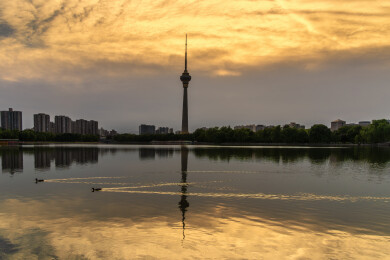 夏天北京玉渊潭公园八一湖电视塔积云夕阳