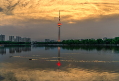 夏天北京玉渊潭公园八一湖电视塔积云夕阳