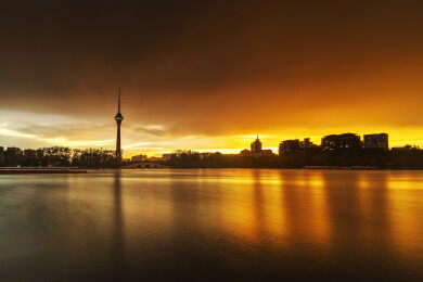 夏天北京玉渊潭公园八一湖电视塔雨后夕阳