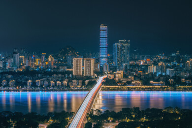 柳州市中心建筑与文昌大桥车流车轨