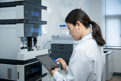 女年轻研发人员在实验室使用平板电脑工作