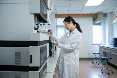 年轻研发人员在实验室工作