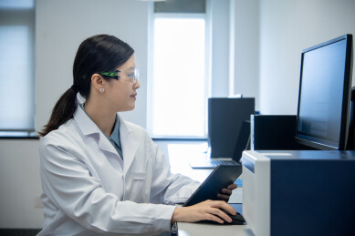 女研发人员在实验室使用计算机工作