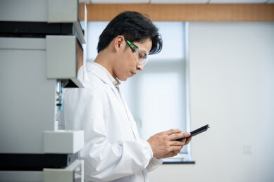 男研发人员在实验室使用平板电脑工作