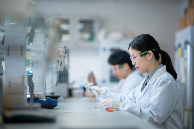 研发人员在实验室工作