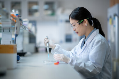 研发人员在实验室工作