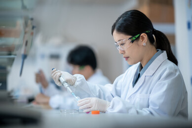 研发人员在实验室工作