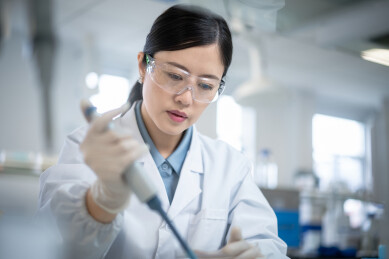 研发人员在实验室工作