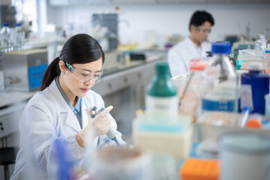 研发人员在实验室工作