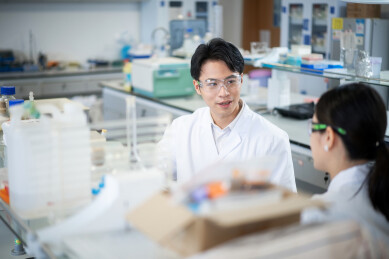 年轻研发团队在实验室工作