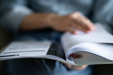 人事主管查看应聘者简历