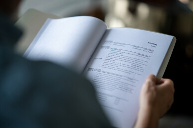 人事主管查看应聘者简历