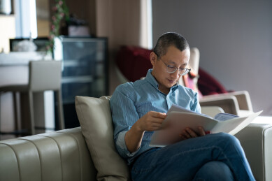 人事主管查看应聘者简历