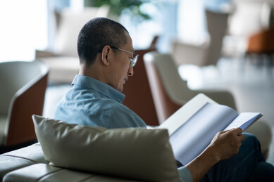 人事主管查看应聘者简历