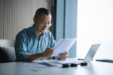 人事主管查看应聘者简历