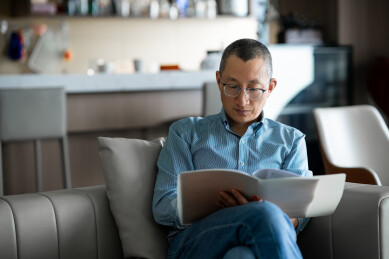 人事主管查看应聘者简历