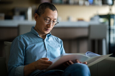 人事主管查看应聘者简历