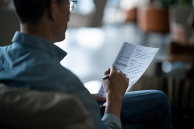 人事主管查看应聘者简历