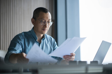 人事主管查看应聘者简历