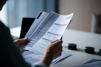 人事主管查看应聘者简历