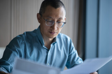 人事主管查看应聘者简历