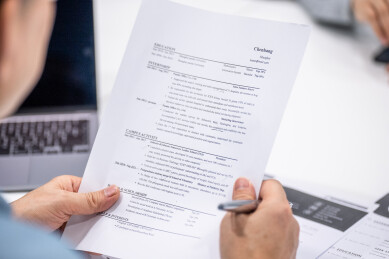 人事主管查看应聘者简历