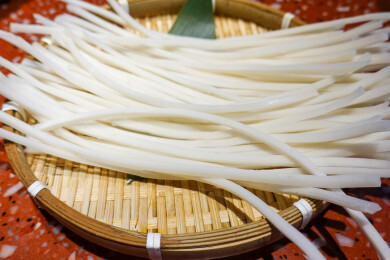 云南特色美食一盘饵丝          