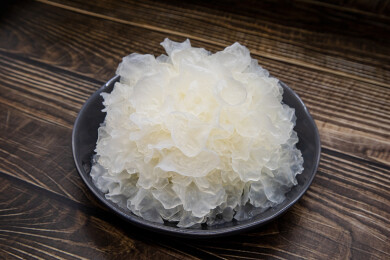 深色背景广式甜品食材鲜银耳