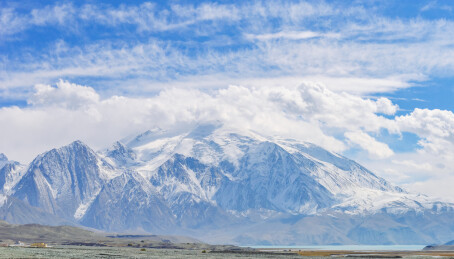 中国新疆帕米尔高原，至木吉火山口的洽木河湿地