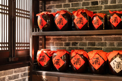 木架上放着一排排的酒坛子