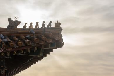 天空背景下的古建琉璃脊兽